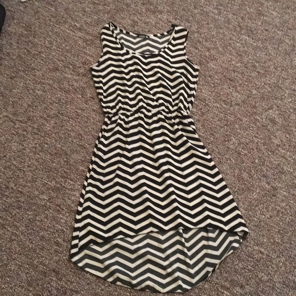 Dresses & Skirts - NWOT Chevron high-low dress